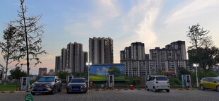 城市停车场与高楼景观