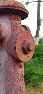 老旧红色消防栓