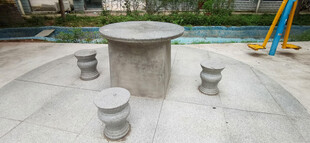 户外石桌石凳休闲场景