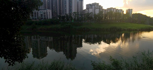 城市河畔黄昏美景