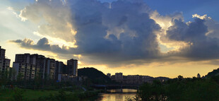 城市黄昏河畔美丽天际线