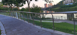 公园河边护栏旁的静谧步道