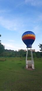 草地上的彩色热气球