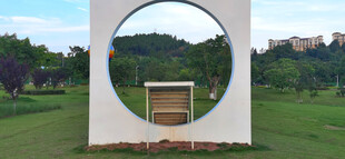 圆形景观雕塑于绿地中