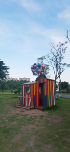 彩色小木屋立于绿草地