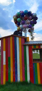 彩色条纹木屋与彩色气球