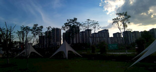 夜幕下的户外露营场景与帐篷