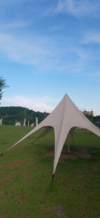 户外白色帐篷立于绿草地