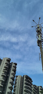 城市中高耸的通信铁塔