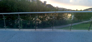 户外金属栏杆与玻璃墙景观