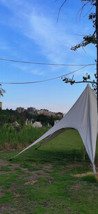 户外草地中的三角帐篷