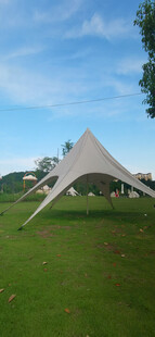 户外草地中的锥形帐篷