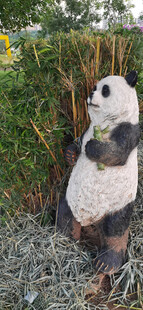 户外可爱熊猫雕塑