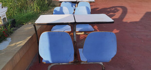 户外蓝色座椅摆放场景