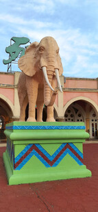 户外彩色大象雕塑景观