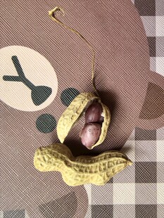 剥开的花生与花生壳