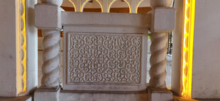 中式传统雕花家具局部