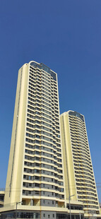 现代高层海景公寓建筑