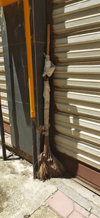 卷帘门前的清洁工具