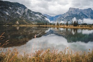宁静山水湖景倒影如画