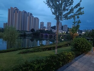 城市湖畔黄昏美景
