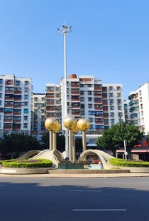 城市街头的金色雕塑景观