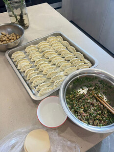 手工包饺子