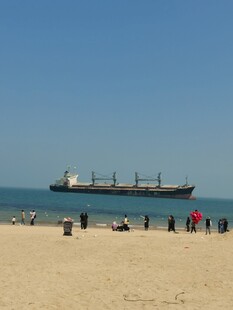 威布鲁维斯号海滩上远望大型货轮