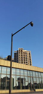 城市中玻璃建筑与路灯景观