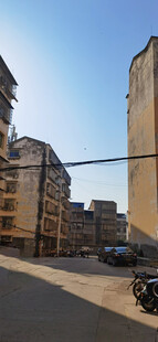 城市街道旁的多层居民楼