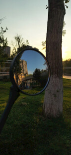 圆形镜面里的城市风光