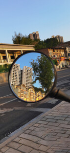 镜中城市风景独特画面