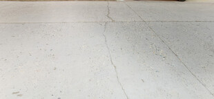 细小裂纹的水泥地面