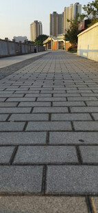 城市中的砖石铺就步行道