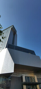 现代风格屋顶建筑一角