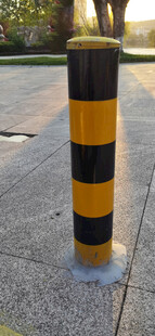 黑黄相间警示柱