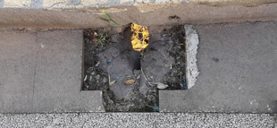 地面缝隙中的防洪排水孔