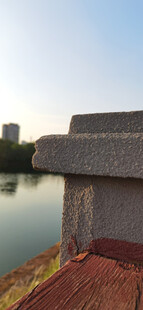 湖畔护栏局部特写