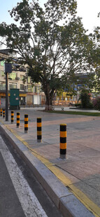 道路旁的反光警示柱