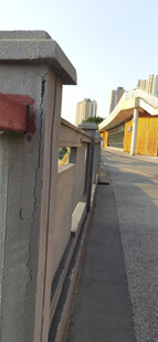 户外水泥围栏场景