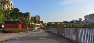 休闲步道与河畔风光