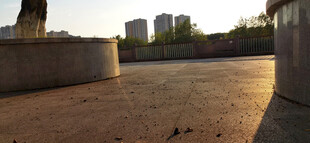 晚霞中的空旷户外场地