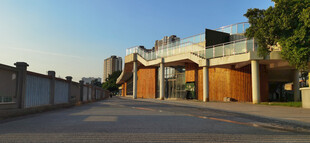 户外河畔休闲木质墙体建筑