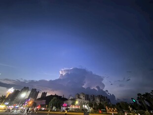 城市夜空下的壮丽积雨云
