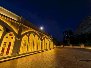 夜晚拱形建筑的璀璨景象