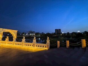 夜幕下的古建筑观景台