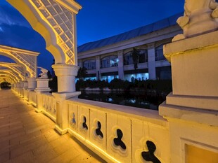 夜晚的华丽建筑走廊景观