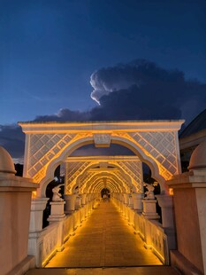 梦幻灯光装饰的浪漫通道