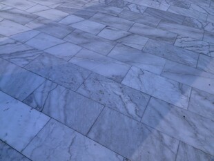 蓝色石砖铺就的地面