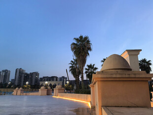 城市中静谧的户外建筑景观